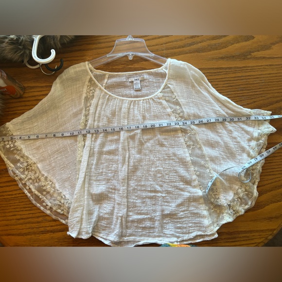 Gauzy butterfly sleeve top - Picture 6 of 9